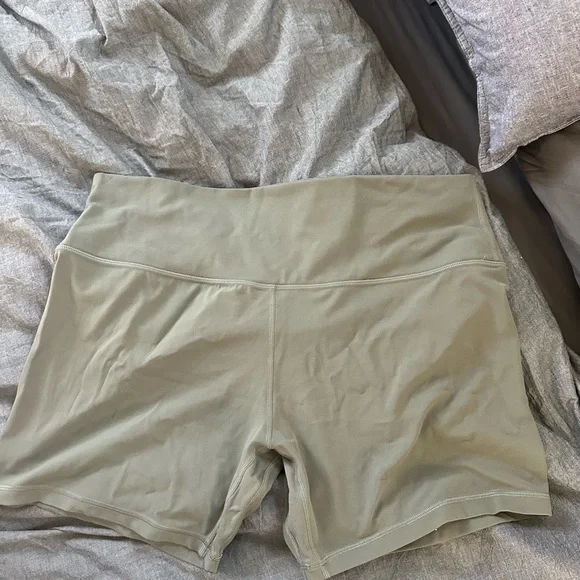 Lululemon Olive Green bike shorts sz 18 5in inseam - Picture 1 of 3